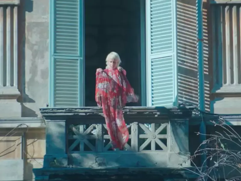 Silvia segura vestido na varanda episódio 1 Modelo segurando vestido na varanda