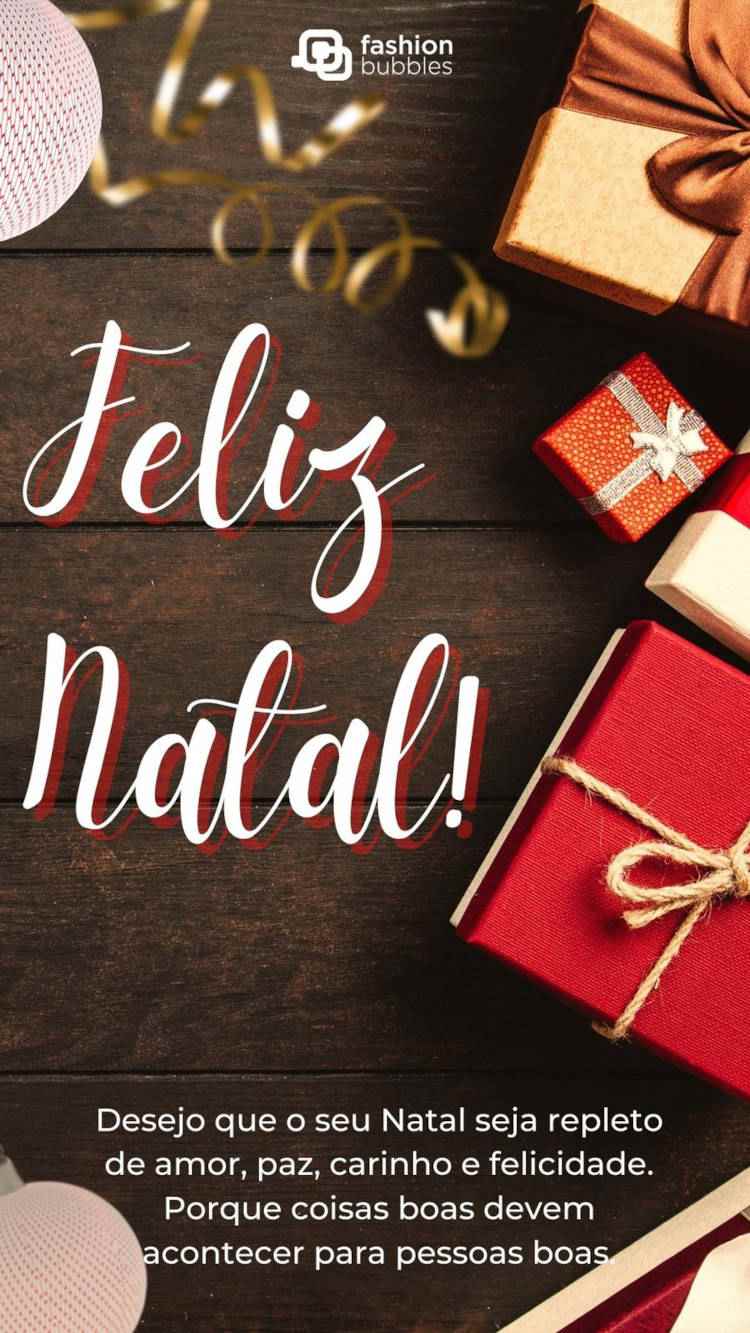 Foto de mesa de madeira com presentes e frase: Desejo que o seu Natal seja repleto de amor, paz, carinho e felicidade. Porque coisas boas devem acontecer para pessoas boas.