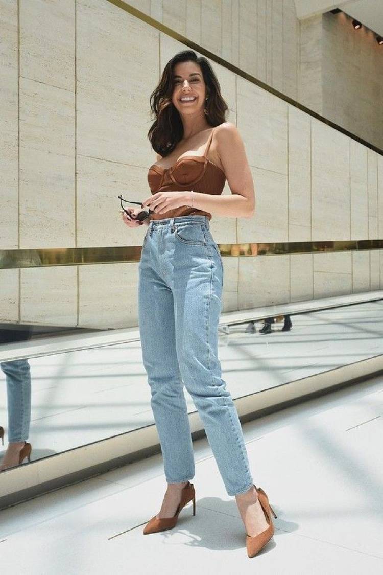 Camila Coutinho usando corset marrom, calça jeans reta e salto marrom