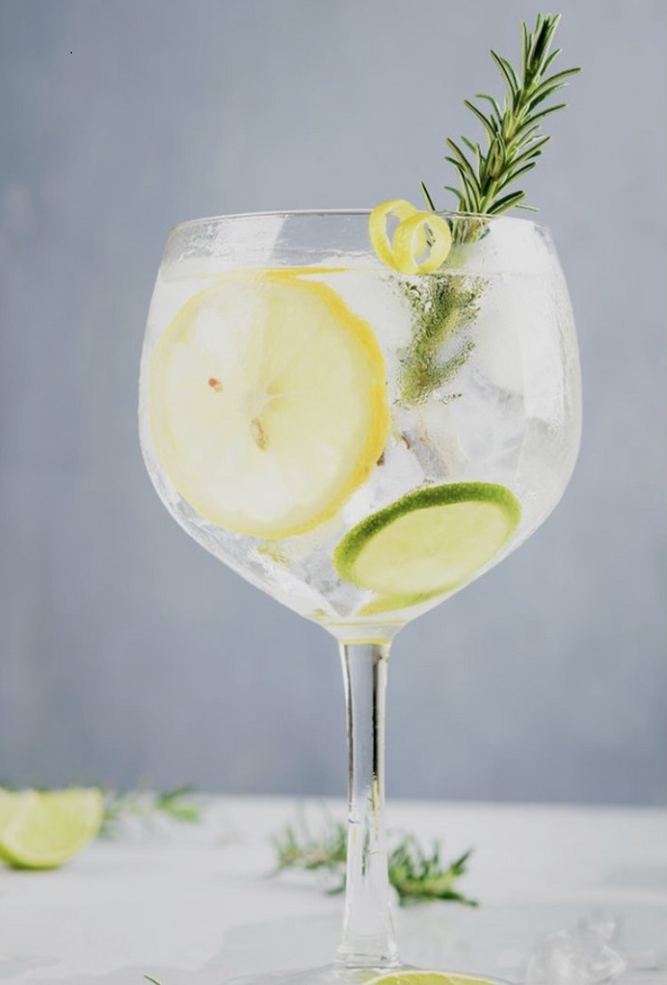 A Gin Tônica é uma combinação de Gin e Água Tônica Gin Tônica