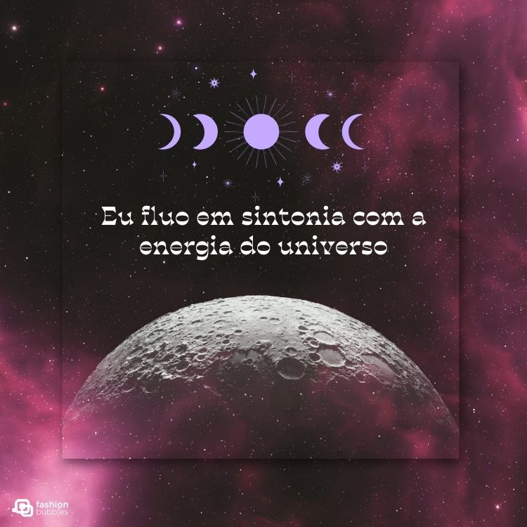 Afirmação da Lei da Atração escrita sobre foto da Lua em fundo de galáxia com símbolos de Sol e Lua.
