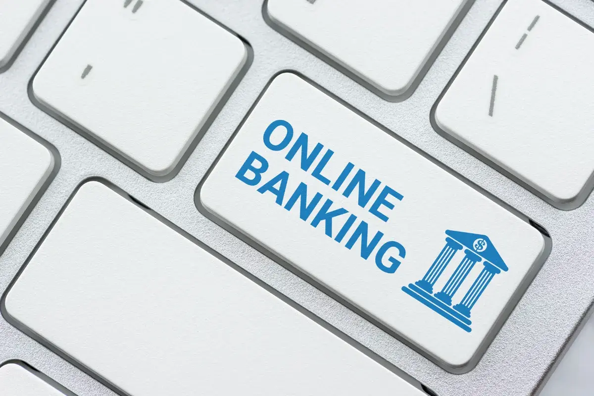 tecla de teclado com a escrita online banking representando serviços bancários digitais