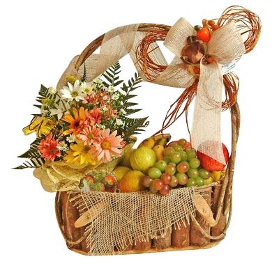 Cesta de Páscoa  de madeira com flores e frutas 