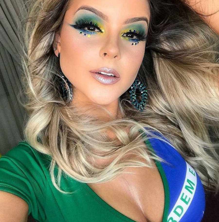 Foto de Maquiagem esfumaçada para copa do mundo