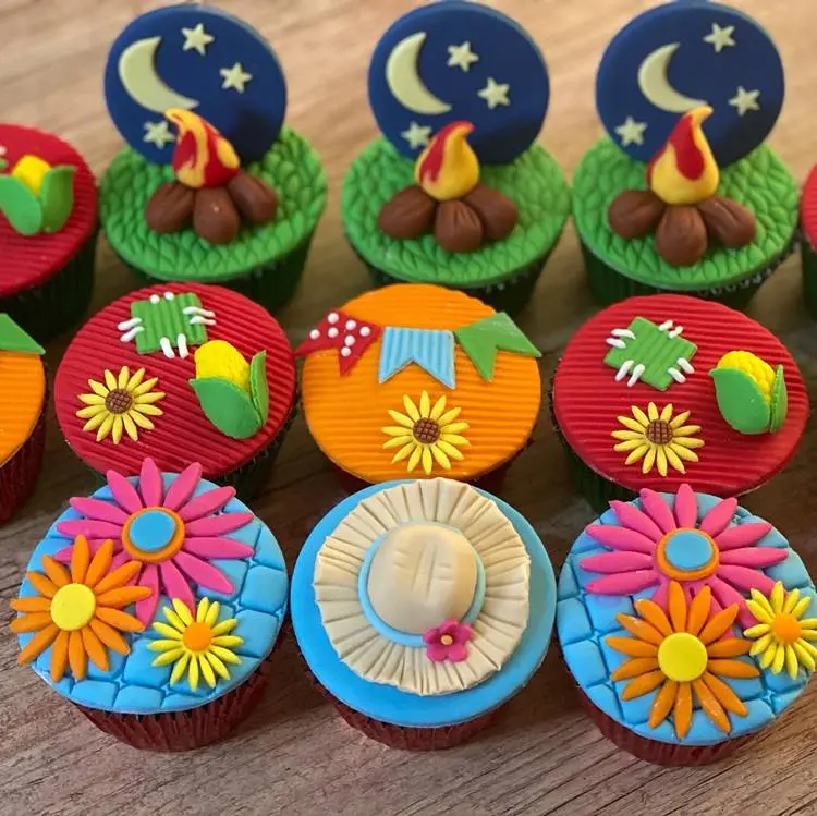 Cupcakes gourmet para festas juninas: decorados com pasta americana, desenhos: fogueira à noite, milho, varal de bandeirinhas, girassol, flores, chapéu de palha