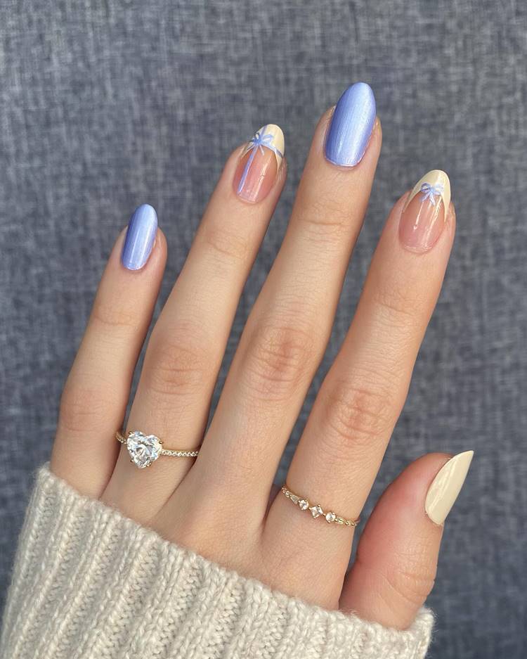 Unhas azuis decoradas com laços