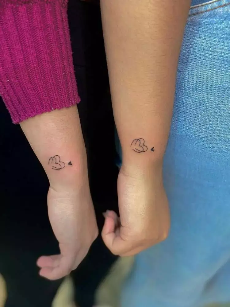 Opção de tatuagem de amigas