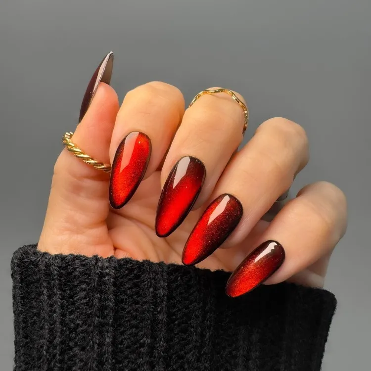 Unhas stiletto vermelhas com efeito de vidro 