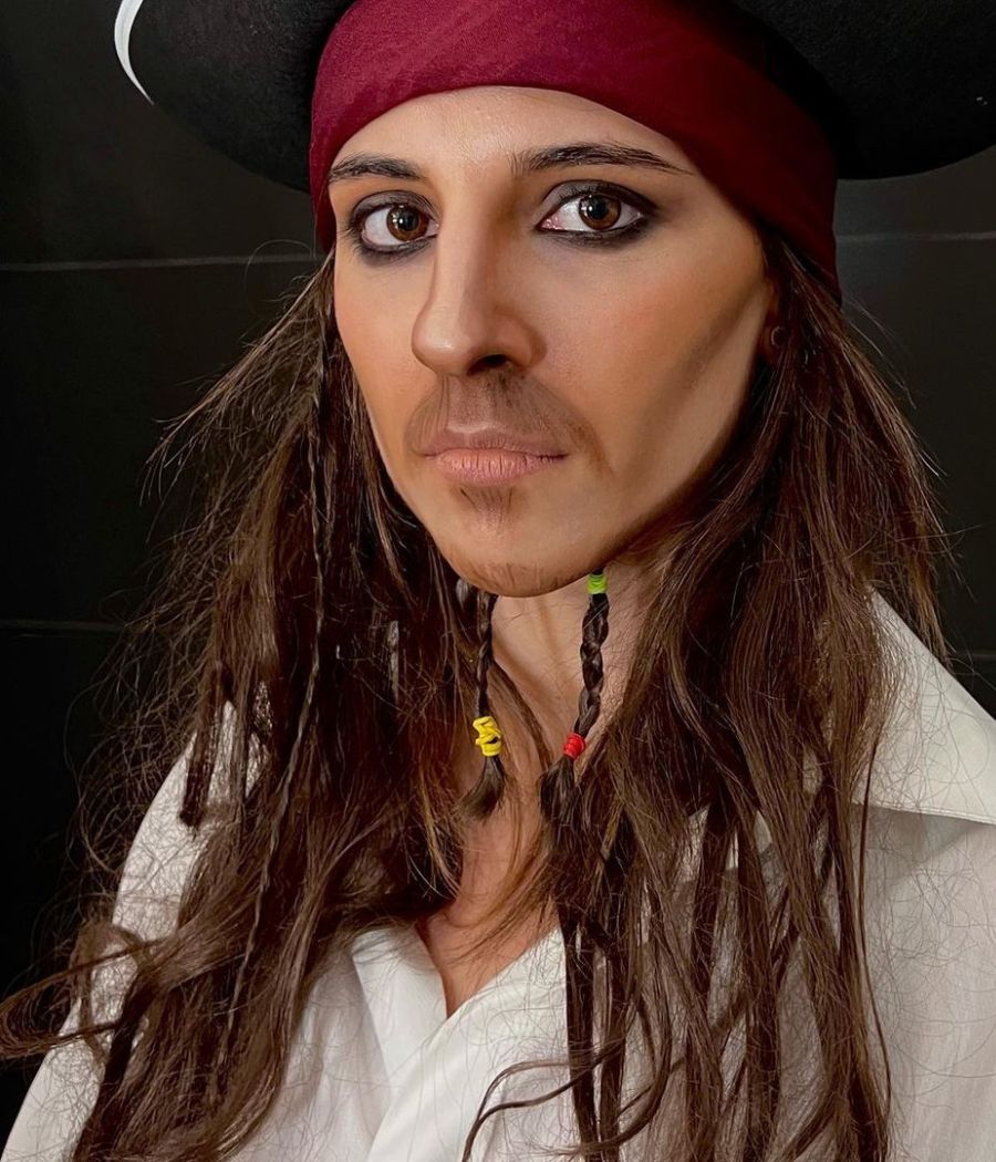 Mulher de pele clara fantasiada de Jack Sparrow 