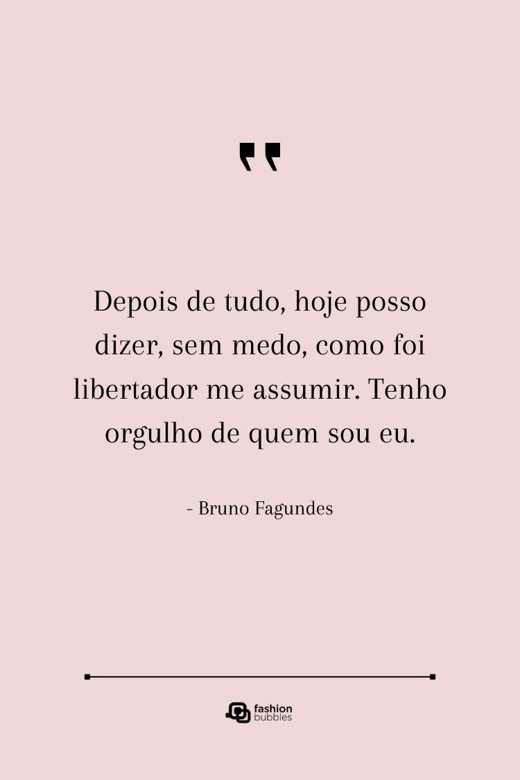 Um fundo rosa claro exibe uma citação com aspas duplas no topo. A citação, atribuída a Bruno Fagundes, afirma que assumir-se foi libertador e que ele tem orgulho de quem é.