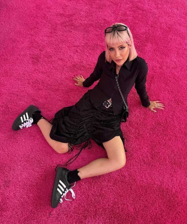 Influencer Nanaths usando look para festival