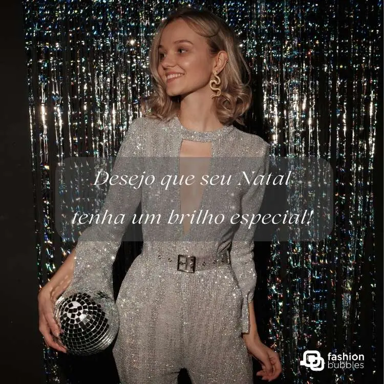 Mulher com macacão prata junto com frases para look de Natal