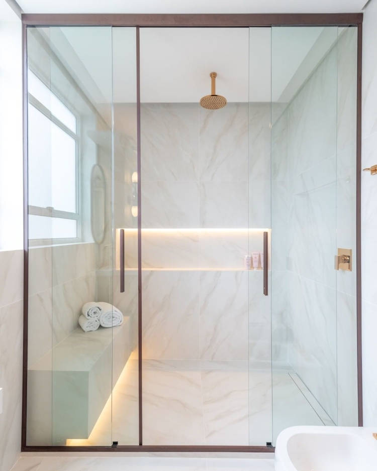 Box de banheiro com porcelanato branco.