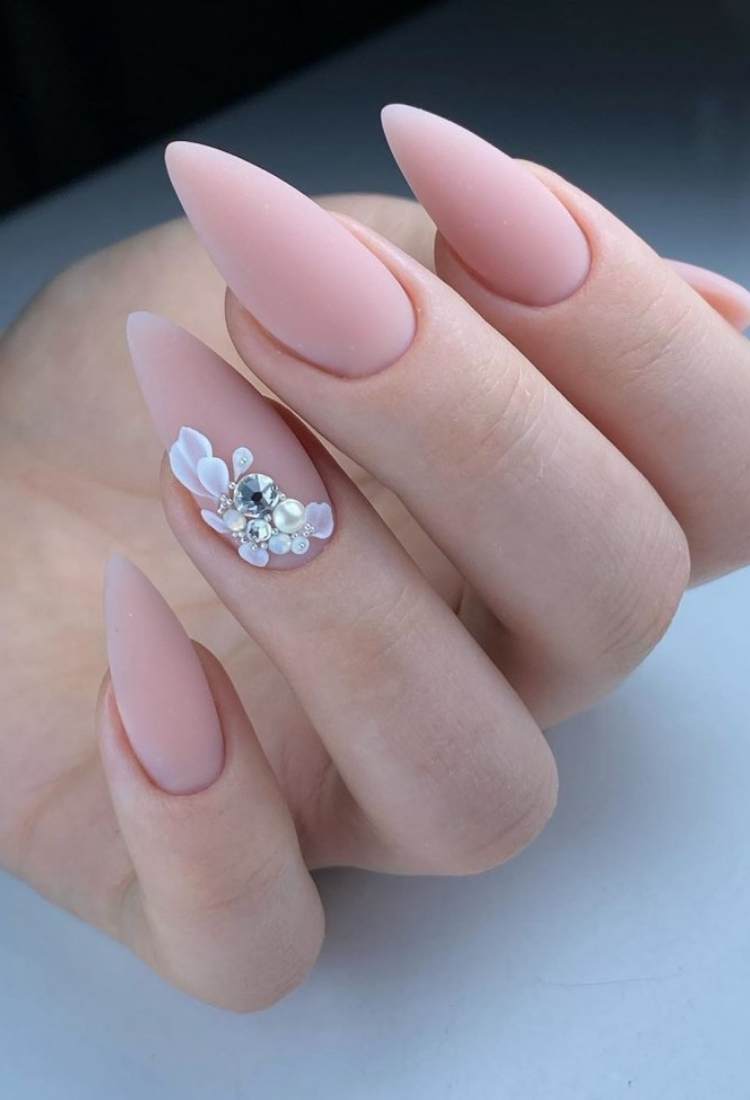 Unhas almond rosa claro fosco com flores e pedrarias 