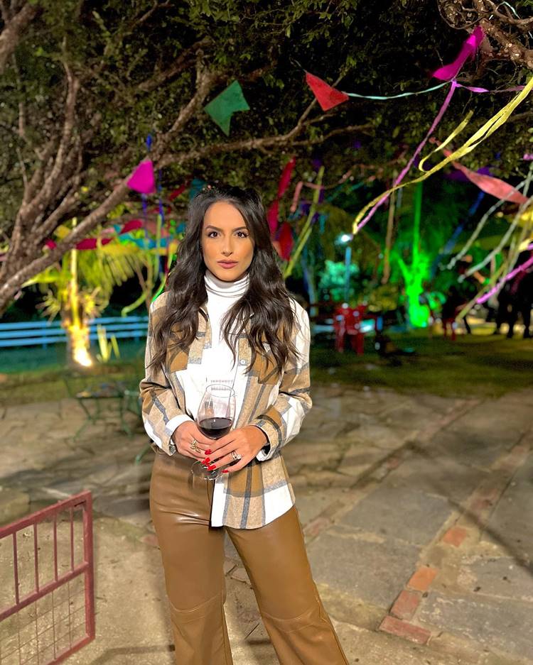 Look branco e caramelo para festa junina (camiseta xadrez com calça de couro
