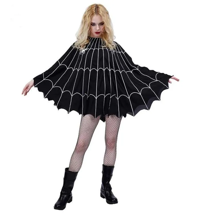 Mulher de pele clara fantasiada usando capa de teia de aranha, preta, curta e meia arrastão