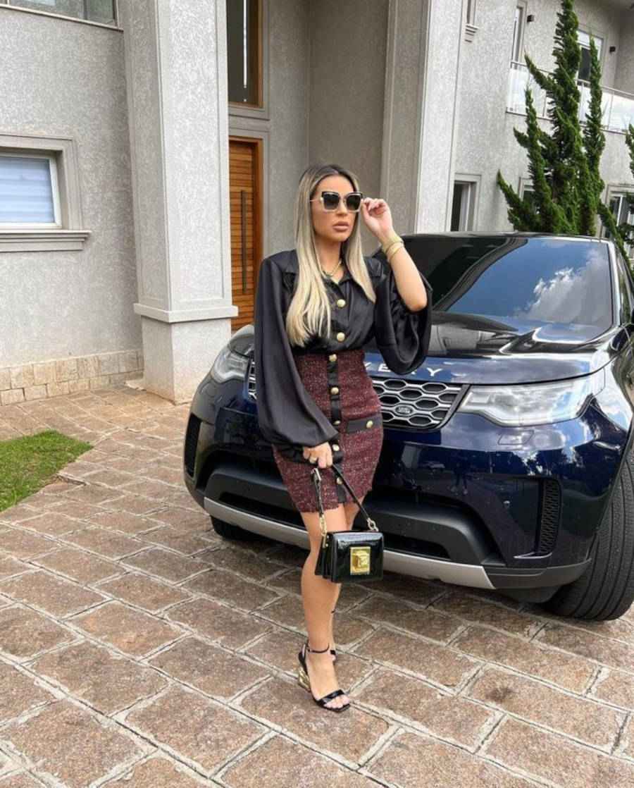 Doutora Deolane em frente à uma Range Rover