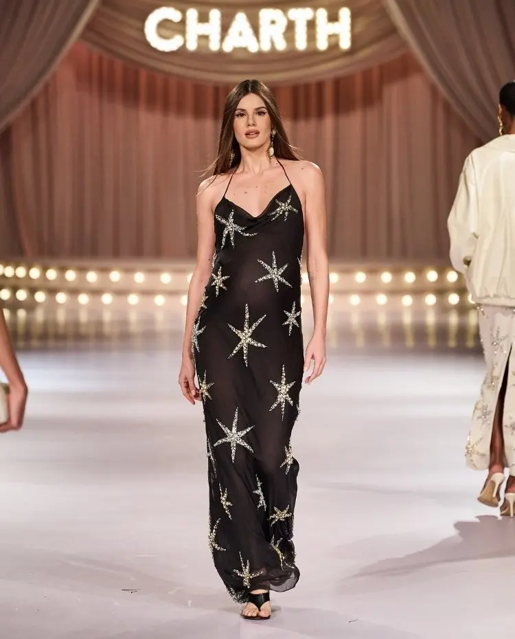 Foto de Camila Queiroz grávida na passarela durante o desfile da Charth para a coleção "Action"