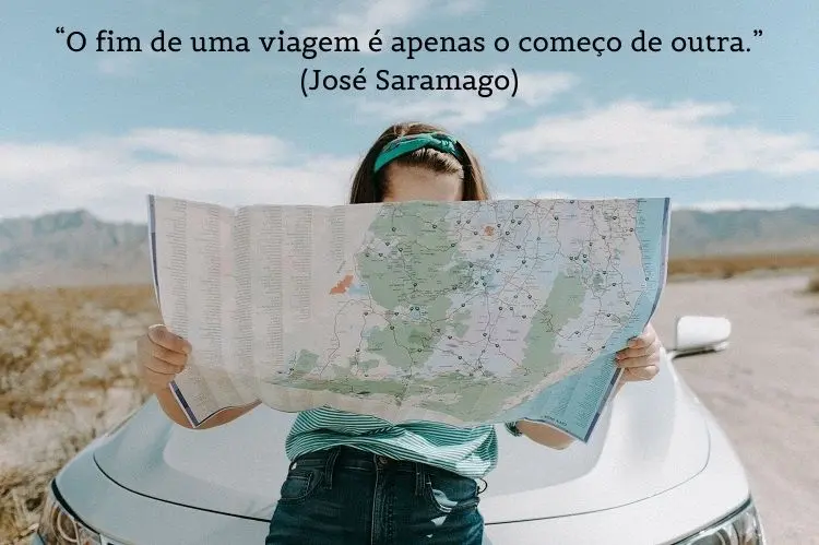 frase de viagem sobre foto de mulher olhando mapa
