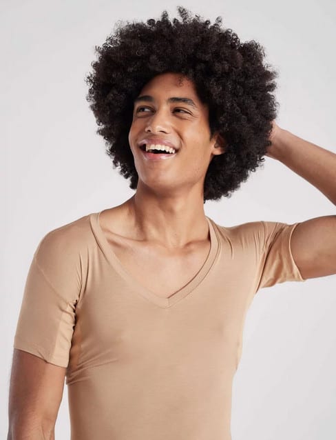 Homem usando camiseta antiviral cor da pele