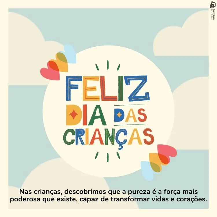 Cartão virtual de fundo azul com nuvens e frase "Nas crianças, descobrimos que a pureza é a força mais poderosa que existe, capaz de transformar vidas e corações."