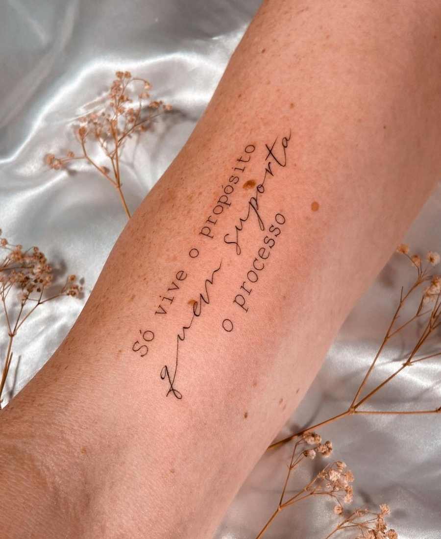 Foto de tatuagem frase religiosa.