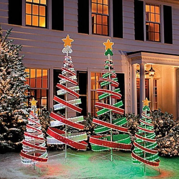 Árvore de natal com fita colorida.