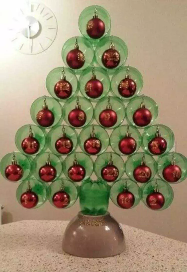 Garrafa pet e bolas de natal