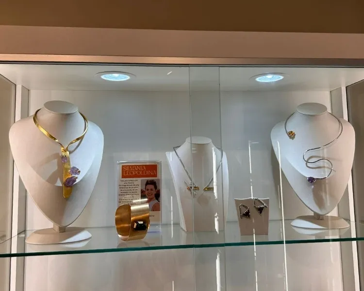 Vitrine da joalheria coletiva Galeria Arte Metal
