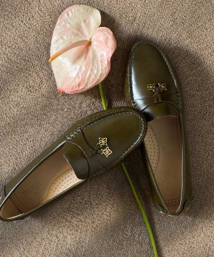 Mocassim verde militar da marca de sapatos femininos Piazza