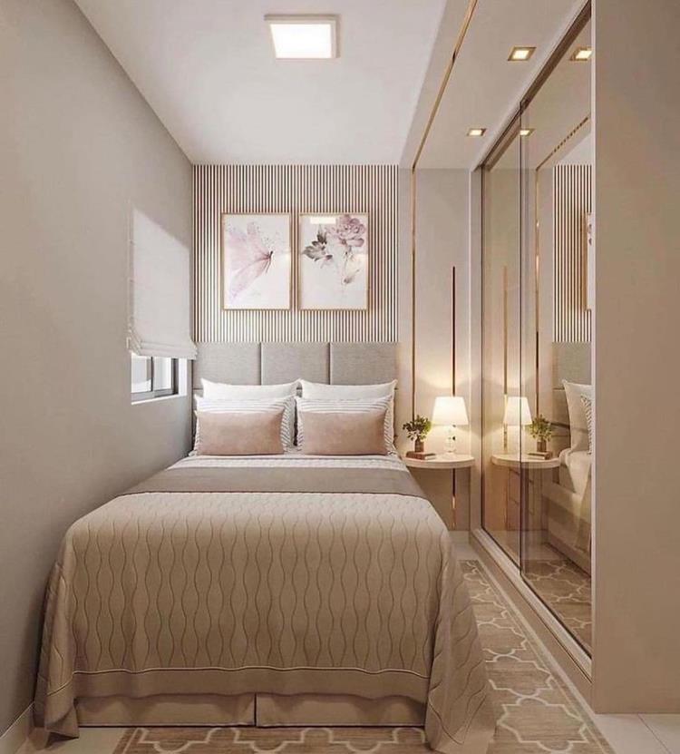 foto de quarto de casal com cabeceira cinza, armário espelhado e quadros na parede