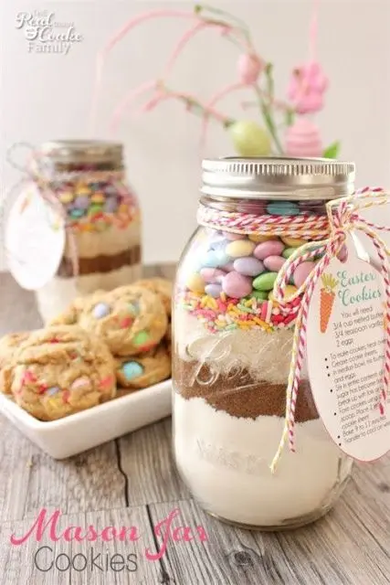  jarro de vidro com doces  e travessa com cookies