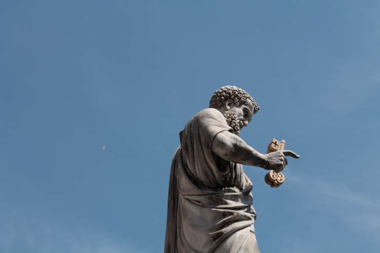 Foto de estátua de São Pedro segurando chave dourada