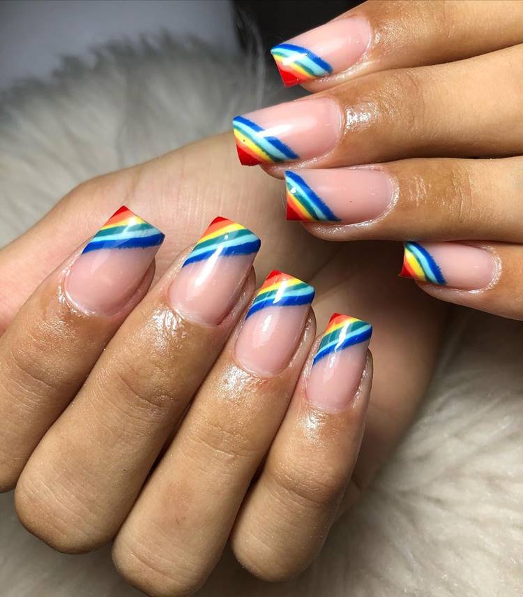 Mão com unhas arco-íris LGBTQIA+: Polegar: cor natural com borda na diagonal com as cores do arco-íris Indicador: cor natural com borda na diagonal com as cores do arco-íris Médio: cor natural com borda na diagonal com as cores do arco-íris Anelar: cor natural com borda na diagonal com as cores do arco-íris Mínimo cor natural com borda na diagonal com as cores do arco-íris