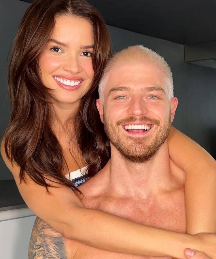 Juliette Freire abraça o noivo, o atleta e crossfiteiro Kaique Cerveny, por trás. Os dois sorriem para a câmera, com Kaique mostrando seu cabelo descolorido. A foto transmite felicidade e intimidade. Famosas que estão noivas