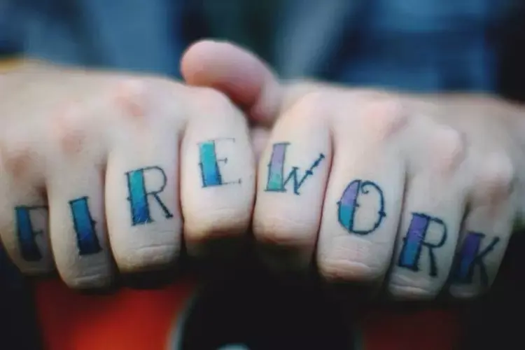palavra firework tatuada nos dedos