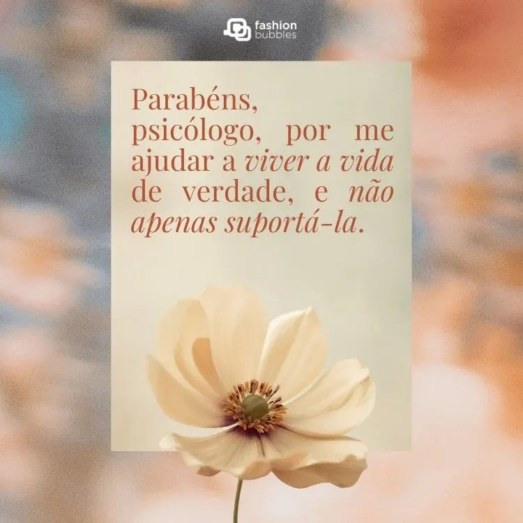 Card de fundo borrado em cores do pôr do sol, flor e papel com frase: Parabéns, psicólogo, por me ajudar a viver a vida de verdade, e não apenas suportá-la.
