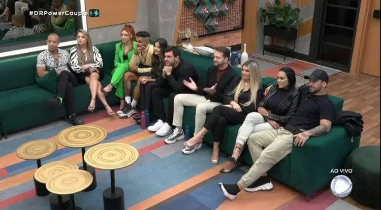 casais do Power Couple na sala 