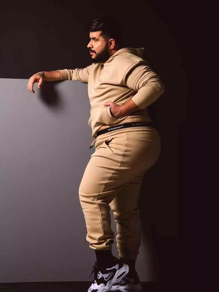 Roupas de Ano Novo para homens: conjunto de molteom bege.