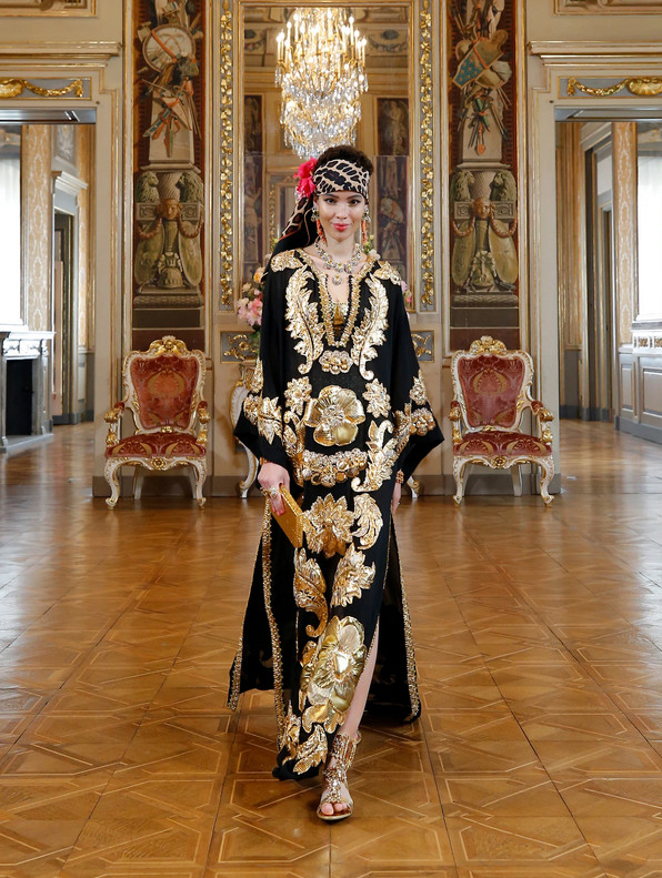 Modelo branca com luxuoso caftan preto trabalhado com ricas flores bordadas em dourado e visual anos 20 - Dolce & Gabbana Virtual Modelo branca com luxuoso caftan preto trabalhado com ricas flores bordadas em dourado - Dolce & Gabbana Virtual masculino