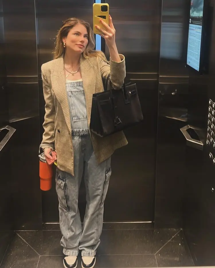 Atriz Bruna Hamú grávida de macacão e blazer xadrez em foto no espelho de elevador
