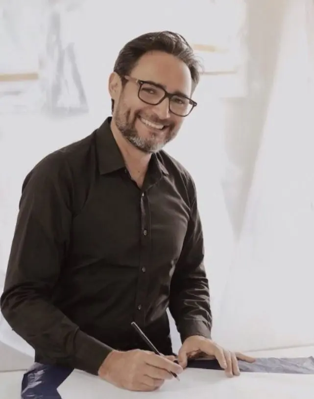 Retrato de Ivanildo Nunes posando sorrindo sentado a desenhar em um papel
