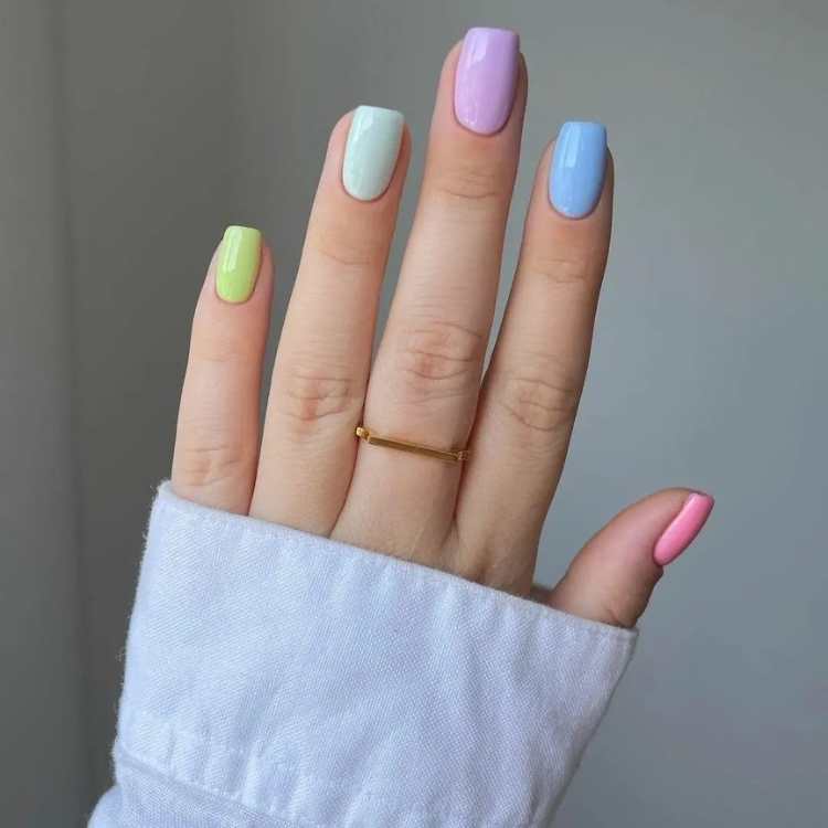Unhas coloridas cores pastéis para o Carnaval.