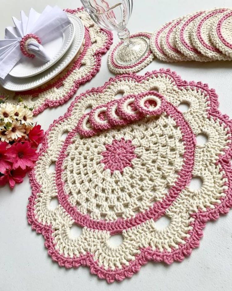 Conjunto para mesa de crochê.