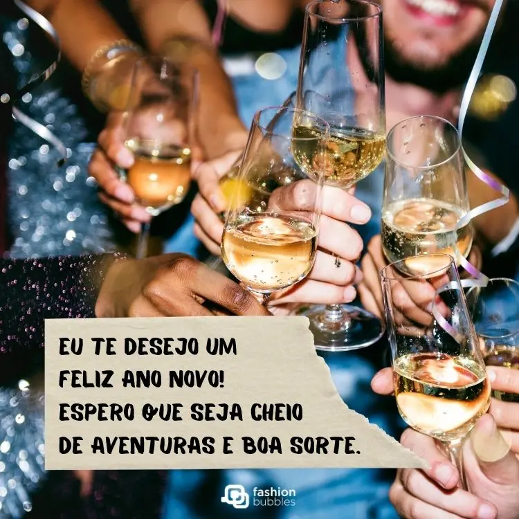 Foto de mãos brindando com champanhe e frase: Eu te desejo um feliz Ano Novo! Espero que seja cheio de aventuras e boa sorte.