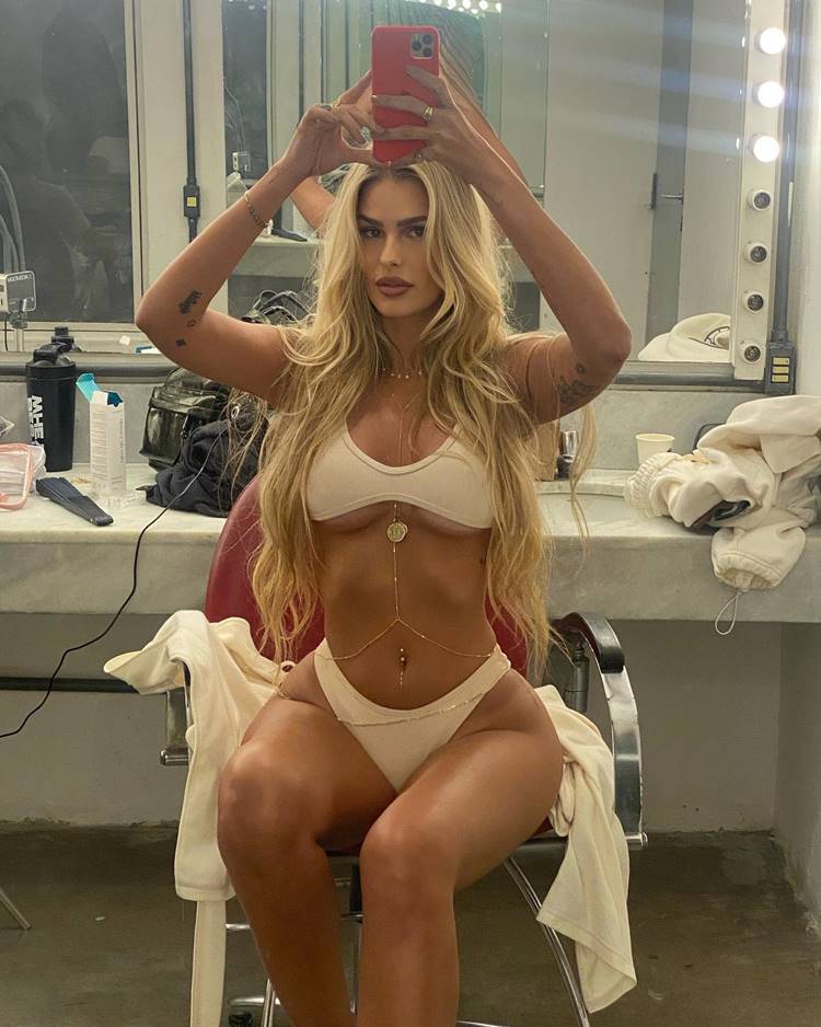 Yasmin Brunet de biquíni sentada em cadeira de frente a penteadeira