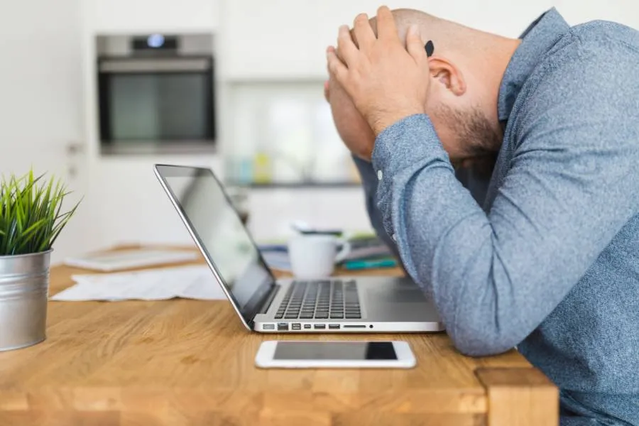 Escritor com depressão no trabalho.