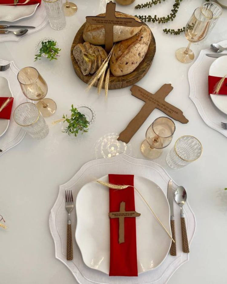 Mesa com várias cruzes.
