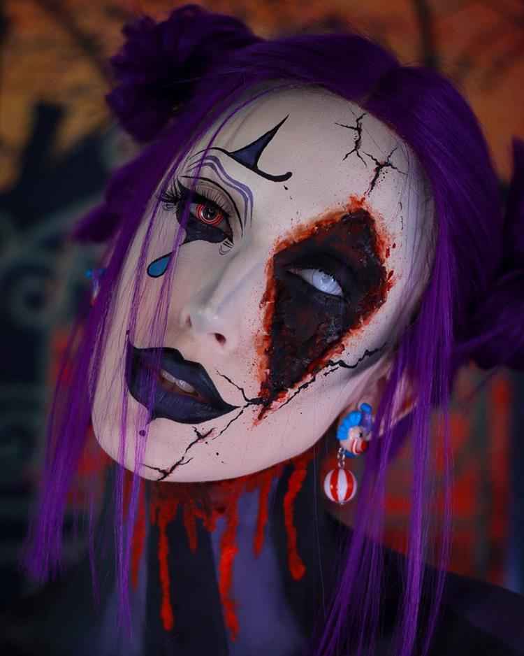 mulher com maquiagem de palhaço para o halloween