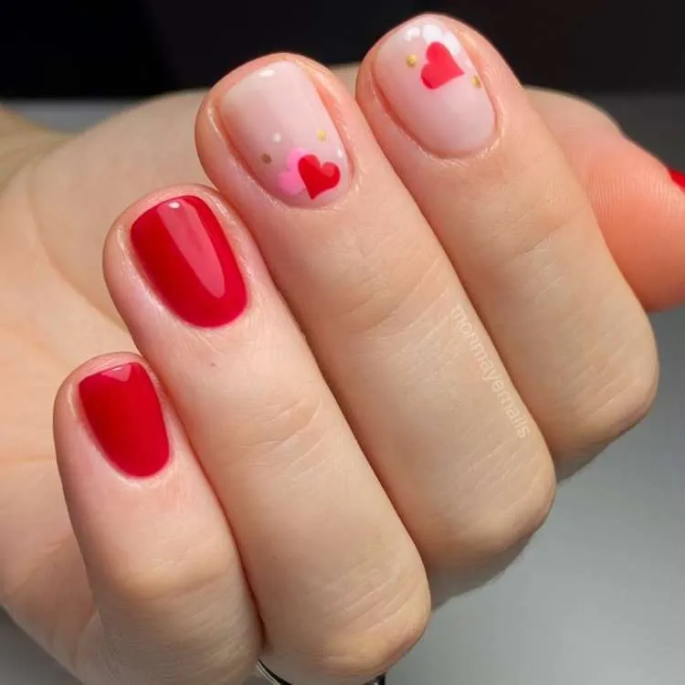 Unhas vermelhas decoradas, nude com corações vermelho e rosa e bolinhas branco e dourado